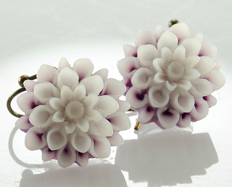 Dangle Earrings Flower Jewelry - Lavender White Mum Flower Earrings - Argentina Earrings in Lavender White