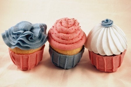 CUPCAKES - PDF Felt Food Pattern (Six Assorted Cupcakes with Removable Baking Cups)