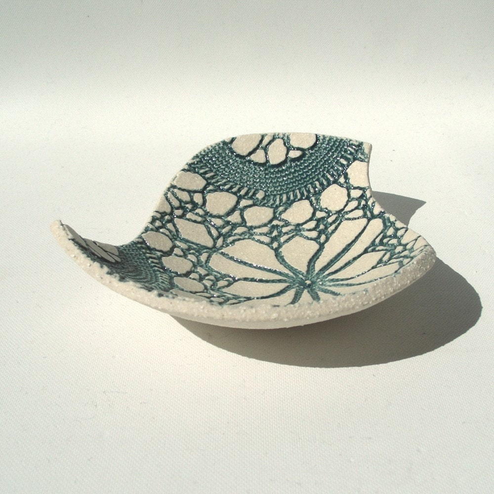 Lacy bird bowl in teal and cream