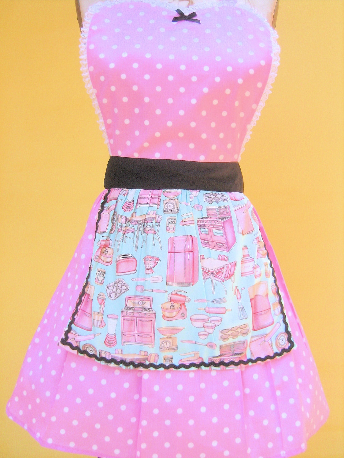 Retro apron 50s Housewife with Vintage Kitchen print with pink Polka dots