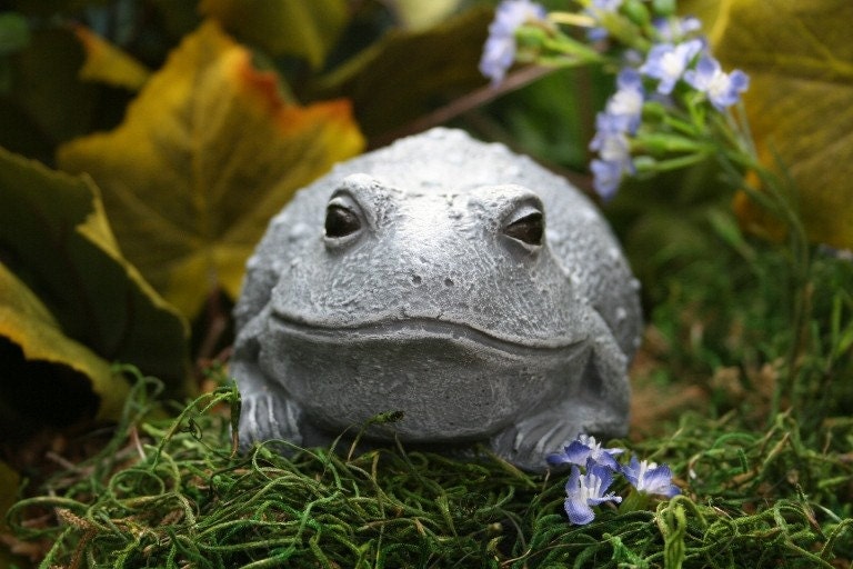 Toad Garden Art - Concrete "Butt Toad" Statue Handmade Cement Frog Sculpture