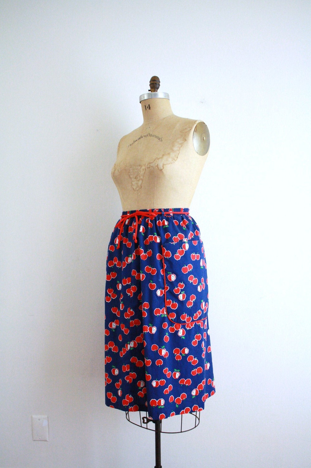Vintage Novelty Print Skirt . Apples . Fruit . Market Skirt . Small - Medium