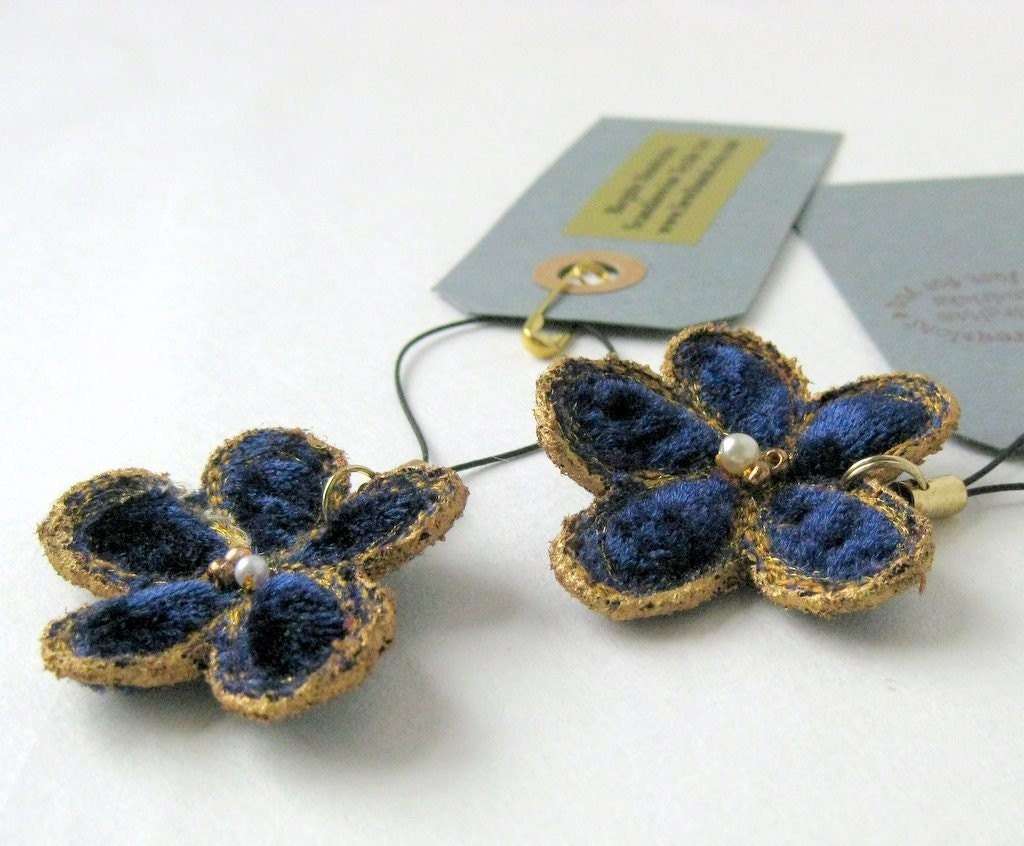 Cell phone flower blue stitched Danish
