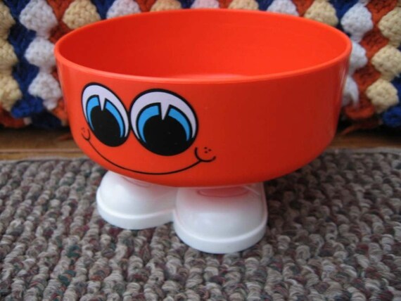 Don't Worry Be Happy ... Vintage Plastic Snack Bowl with Feet SO Cute