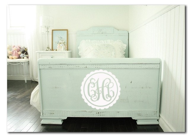 Scalloped Circle Monogram