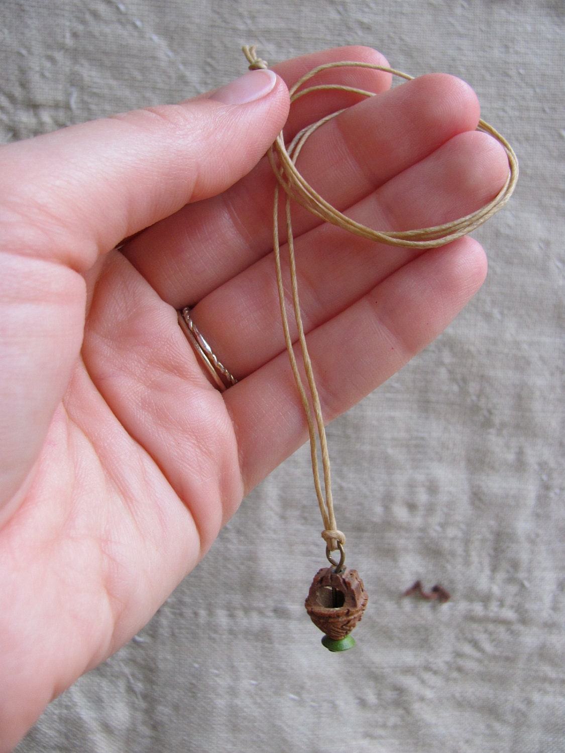 vintage 1930s peach pit basket necklace (green)