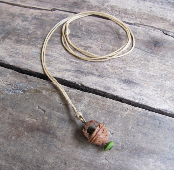 vintage 1930s peach pit basket necklace (green)