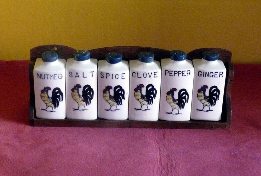 Spice Rack -  Six Ceramic Jars - Wooden Rack - - Rooster Design  -1950s