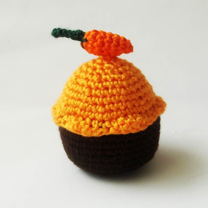 amigurumi cupcake with carrot on top