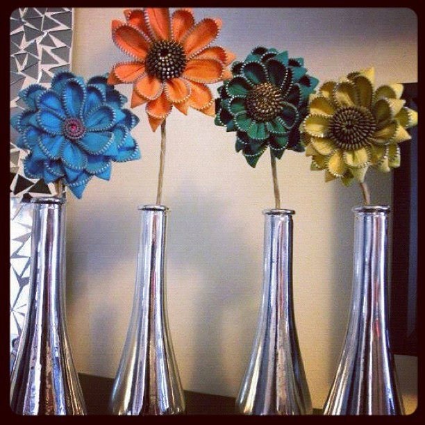 Vase with a single Zipper Flower