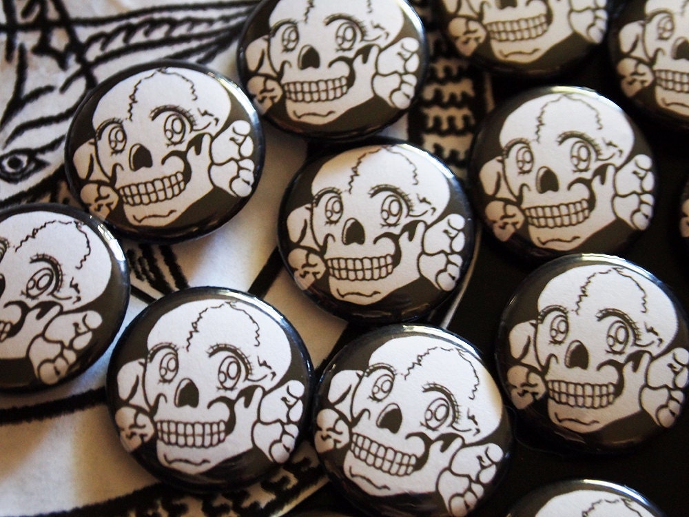 PRETTY SOLDIER Pin// Kawaii Totenkopf Skull Button with Anime Eyes