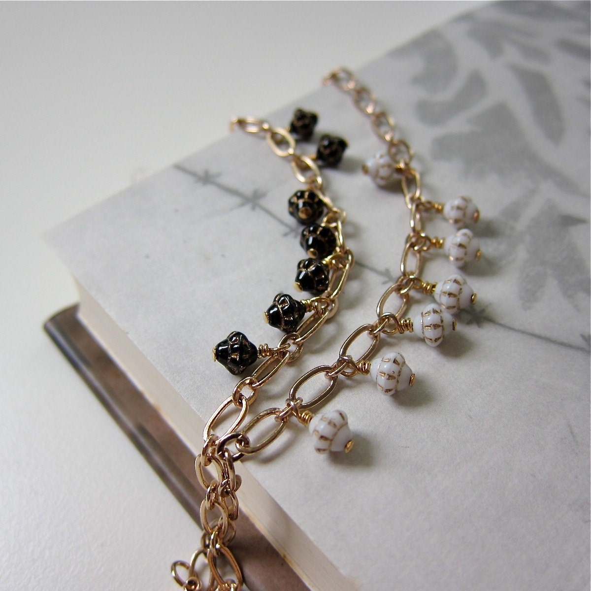 Saturn bracelet - rose gold chain with vintage glass (in black)
