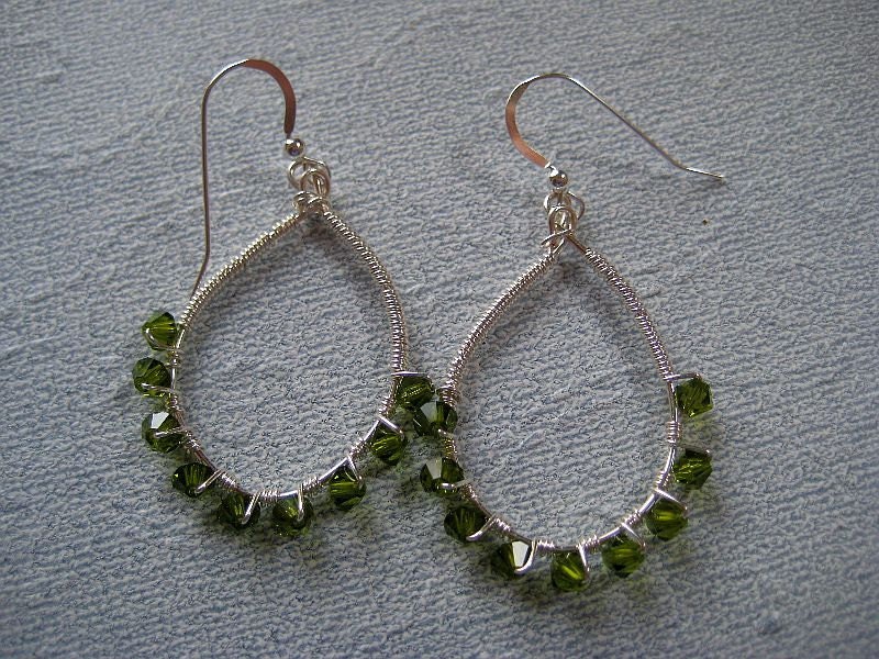 Oval  hoop earring in silver and peridot green swarovski