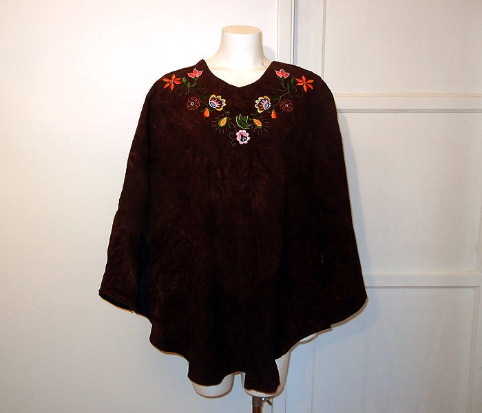 1970s cape / Vintage 70s Boho Floral Embroidered Suede leather Cape