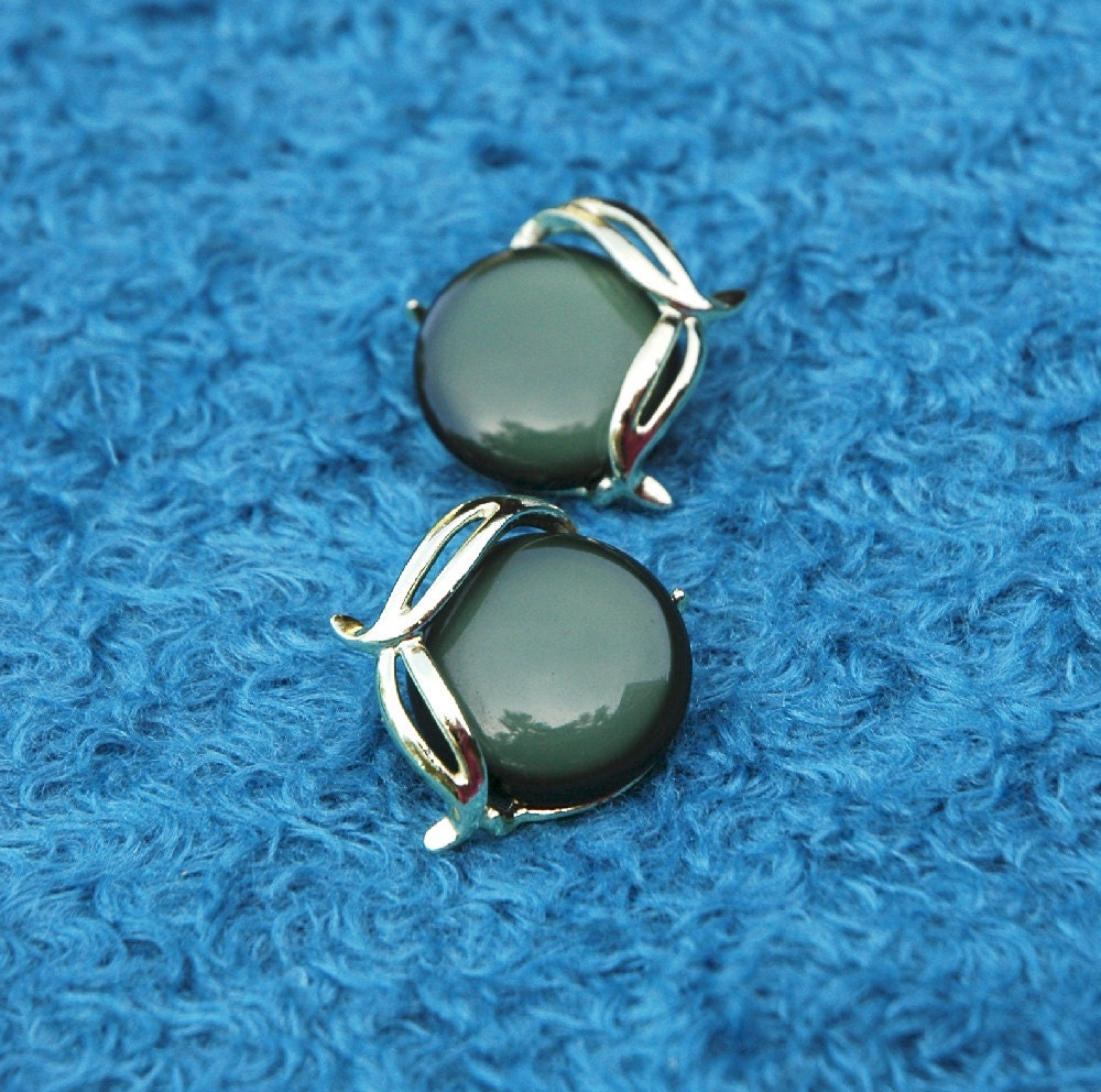 Vintage Green Thermoset or Lucite Earrings