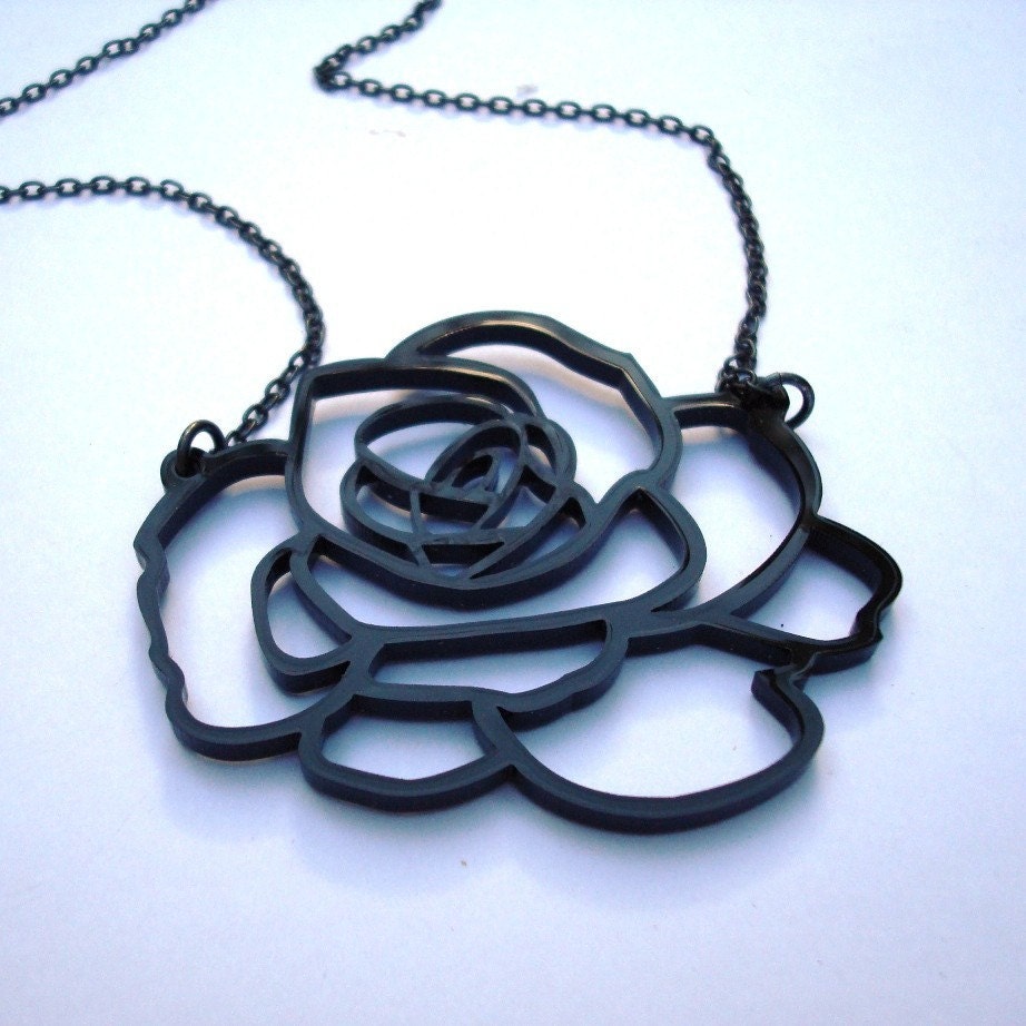 Petit rose noire necklace