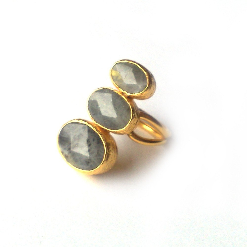 Verticle Three Small to Large Grey Labrodorit Stones Ring