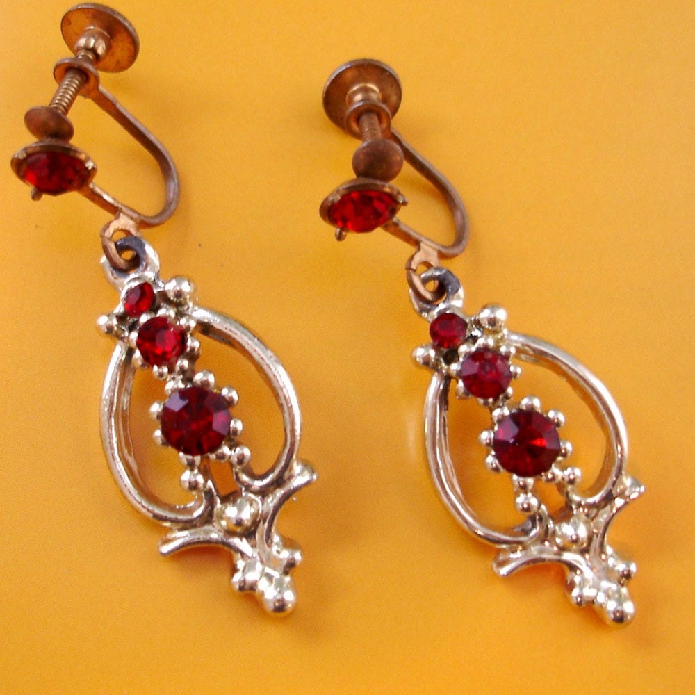 SALE vintage Victorian style ruby red gemstone screw back gold earrings