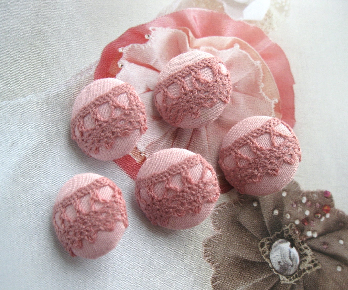 Handmade Fabric Buttons - Retro Light Pink Crochet Floral Lace Handmade Fabric Buttons 0.8 Inches 5's