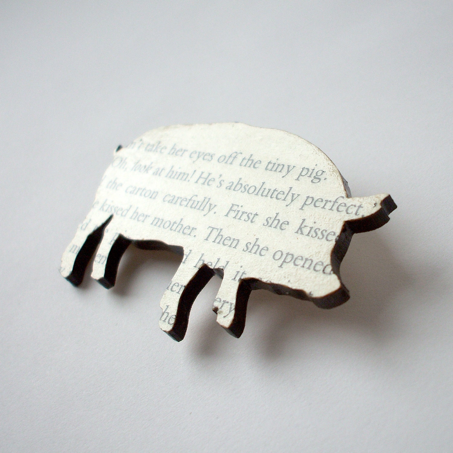 Charlotte's Web - Pig brooch. Classic book brooches made with original pages.