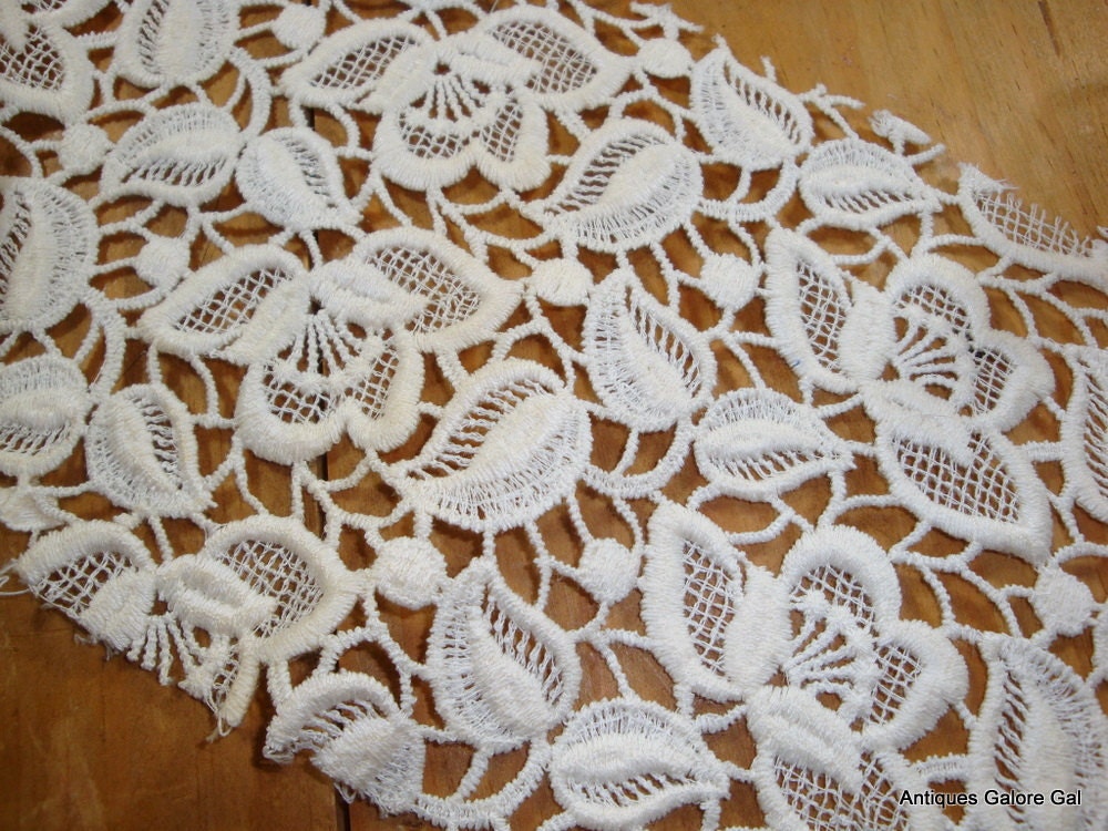 Vintage Embroidery Trim / Laura Embroidery Company  (69-12)