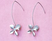 Pretty White Gold Flower Linear Earrings