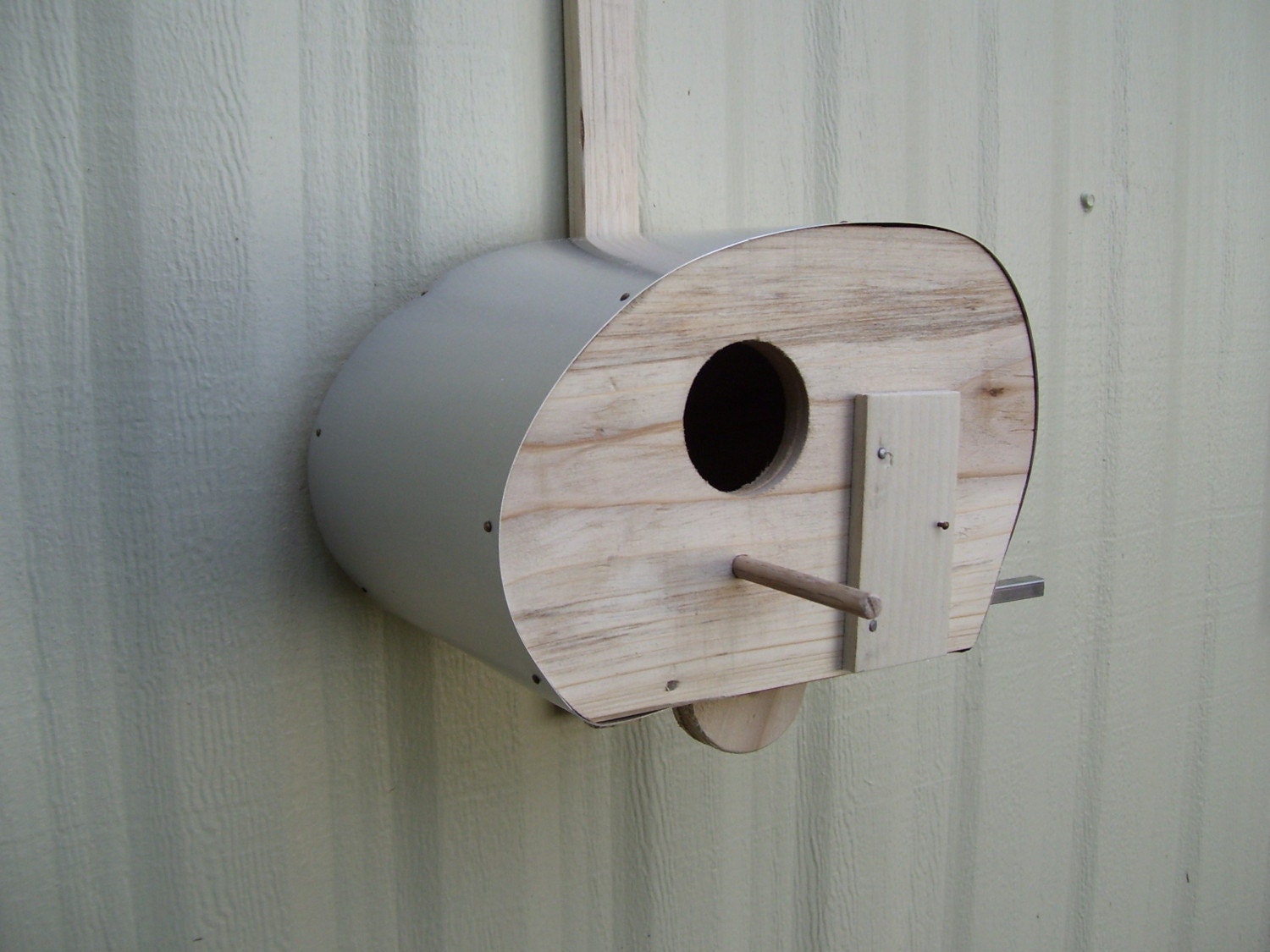 Camp trailer birdhouse