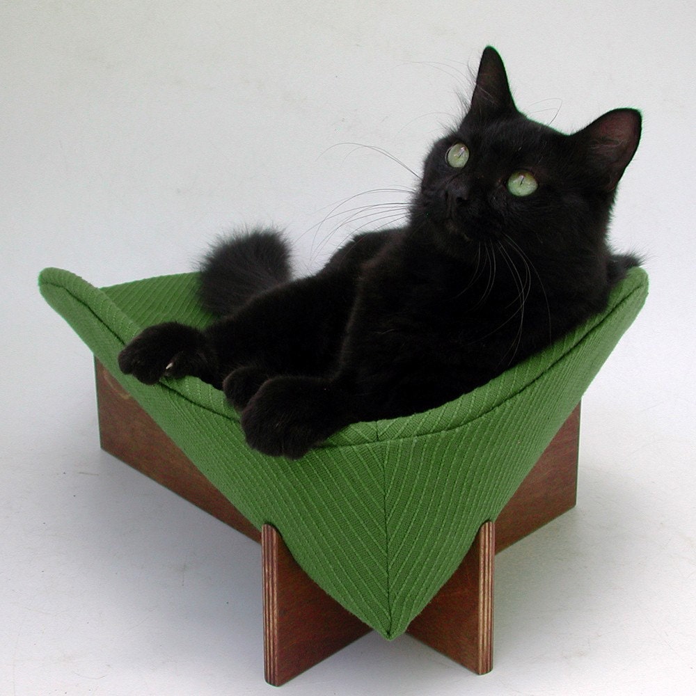 Retro Mod Pet Bed in Avocado Ribcord