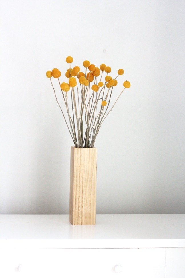 craspedia in blonde wood