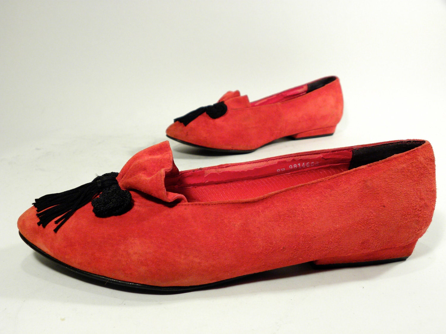vintage tomato red shoes . tasseled suede flats . casual 1950s style . size 8 B