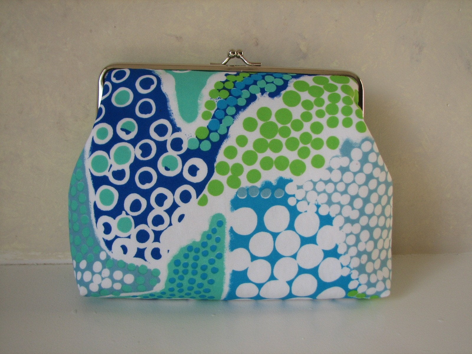 BUBBILY,   Handmade  Kiss Clasp Clutch by Boneca Linda