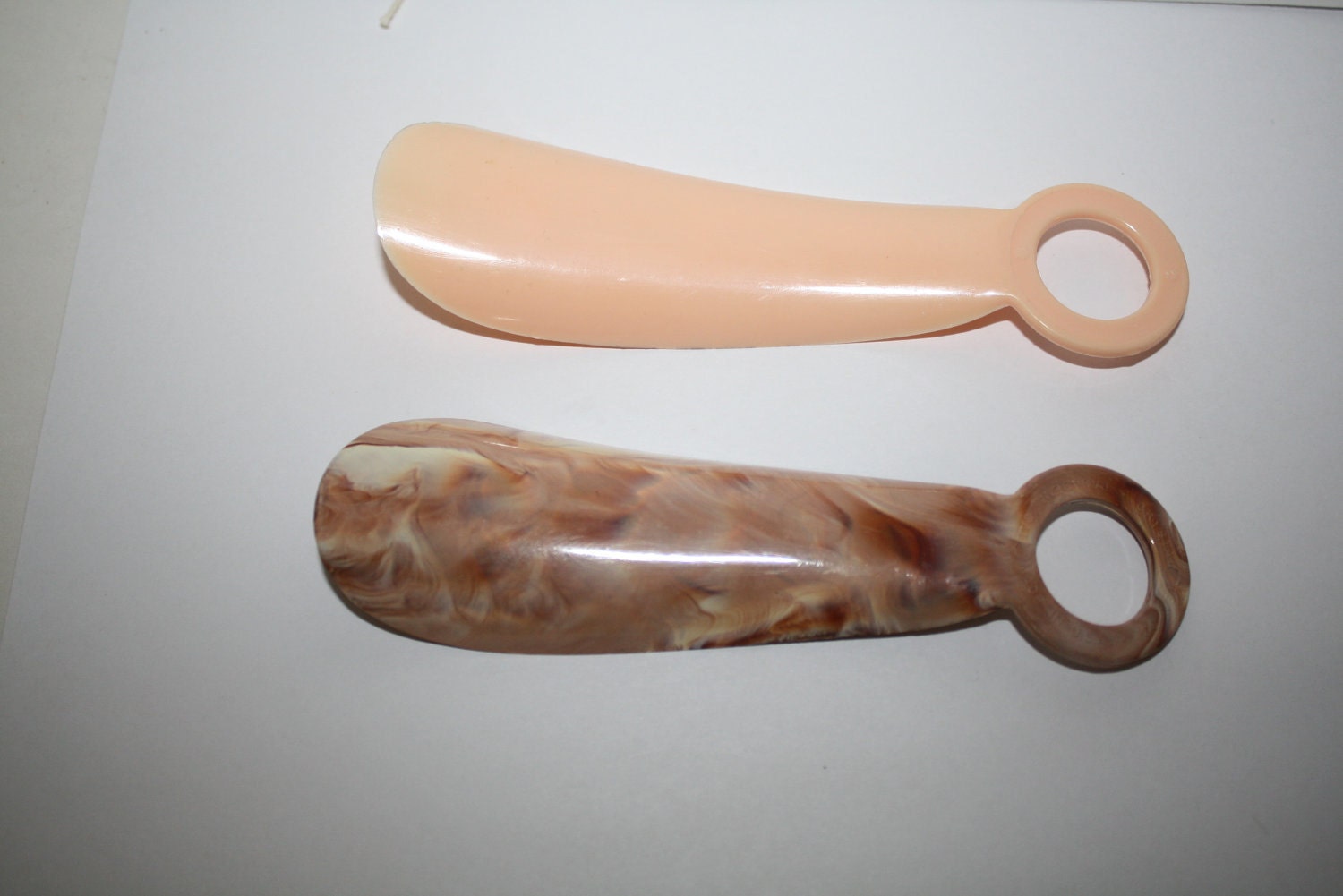2 Vintage Advertising SHOE HORNS, Riviera Hotel Casino, Las Vegas & Kraus Originals LA, Promo giveaway Bakelite Lucite Plastic, mad men,