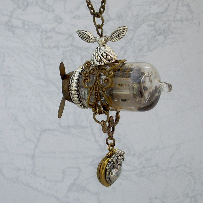 Steampunk Airship, Zeppelin, Dirigible - Locket Landing