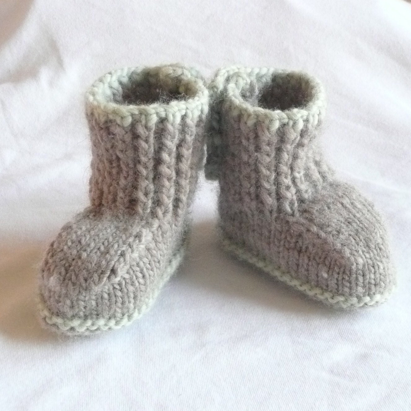 Instant DOWNLOAD Knitting PATTERN BABY Booties Seamless Button up Baby Boots