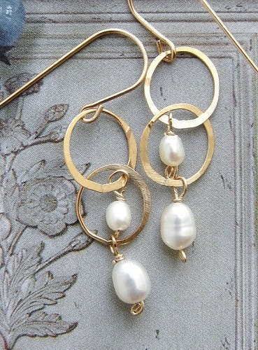 gold circles pearl drop earrings, wedding jewelry, bridal earrings, simple everyday pearl dangle earrings bridesmaid jewelry