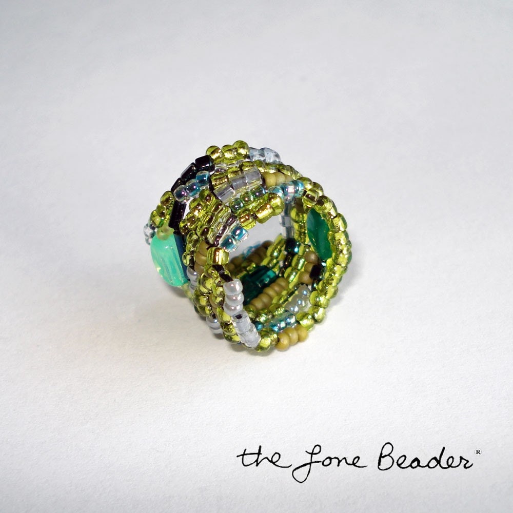 Green Freeform Glass Beaded Ring - size 5