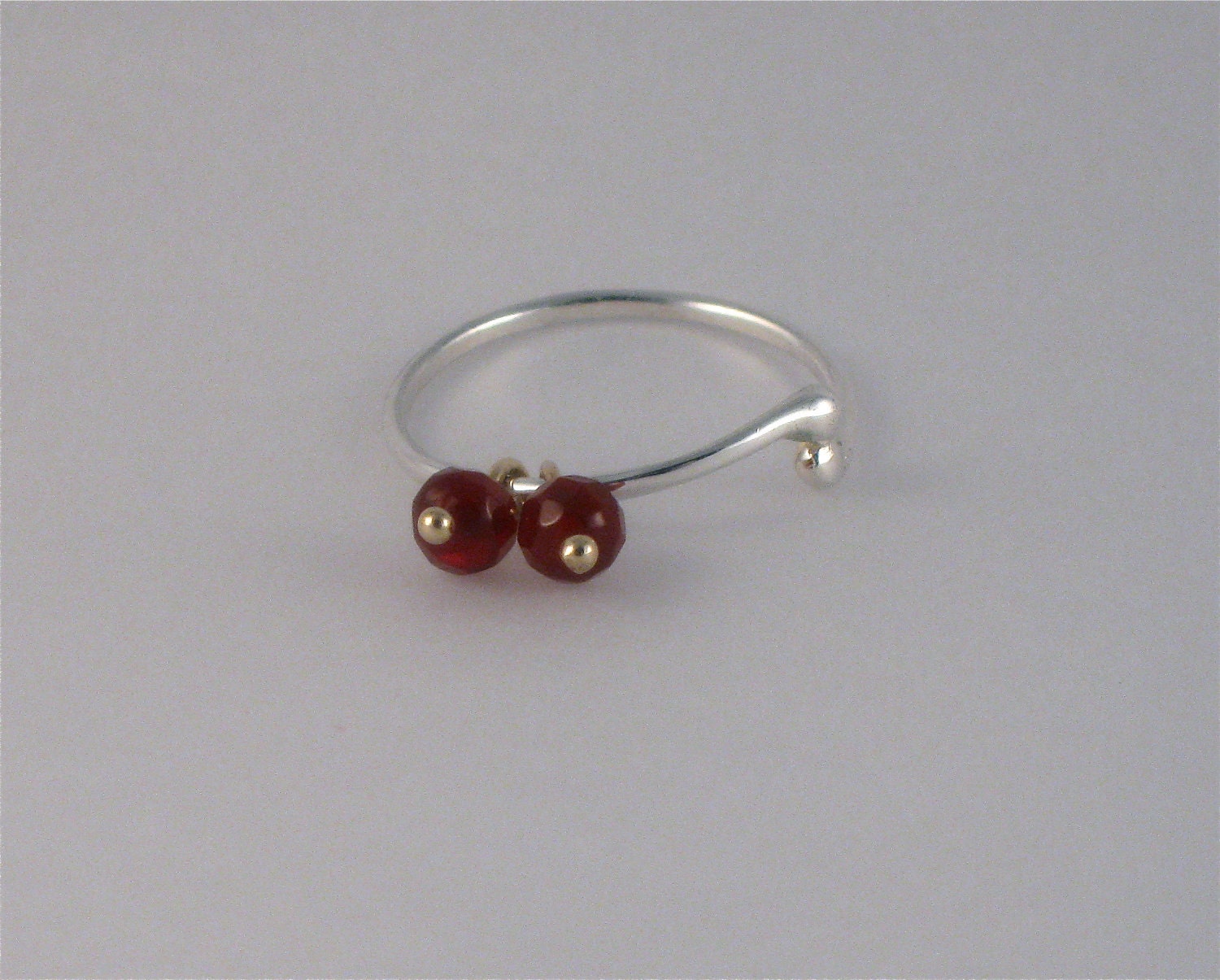 Sterling silver, 9ct yellow gold and garnet bead ring