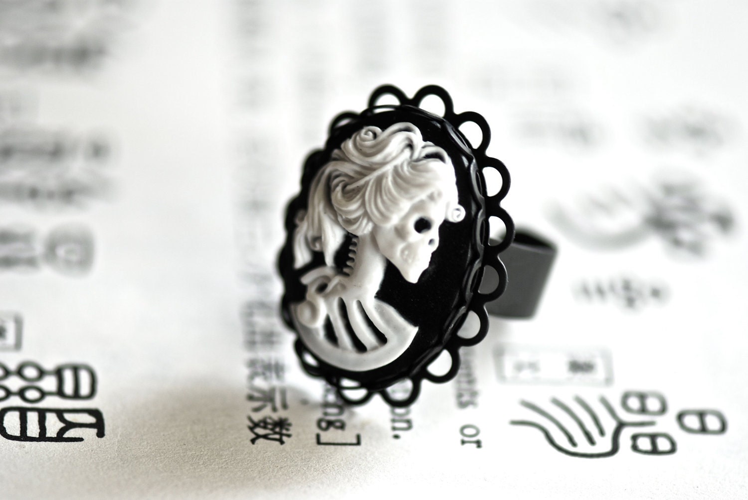 Miss Skeleton ring - White Black Zombie Girl - Matte Black Lace 25x18mm setting