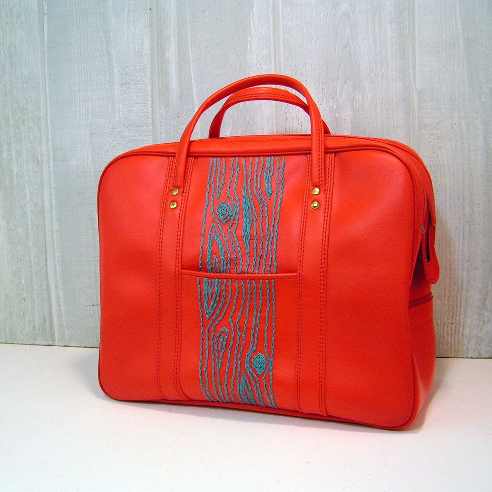 red weekend bag with turquoise wood grain