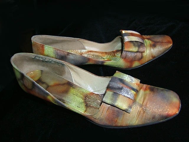 Vintage  Shoes Heels Pumps with Color Splash Metallic Tie Dye Orange Green Custom Shoes. Metallic abstract design. Bow Design.  8 AA