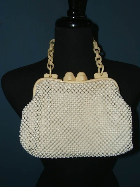 1930s 1940s White Cream Vintage Antique Whiting and Davis Alumesh Bubble Mesh Purse with Plastic  XL Kiss Clasp and Chain