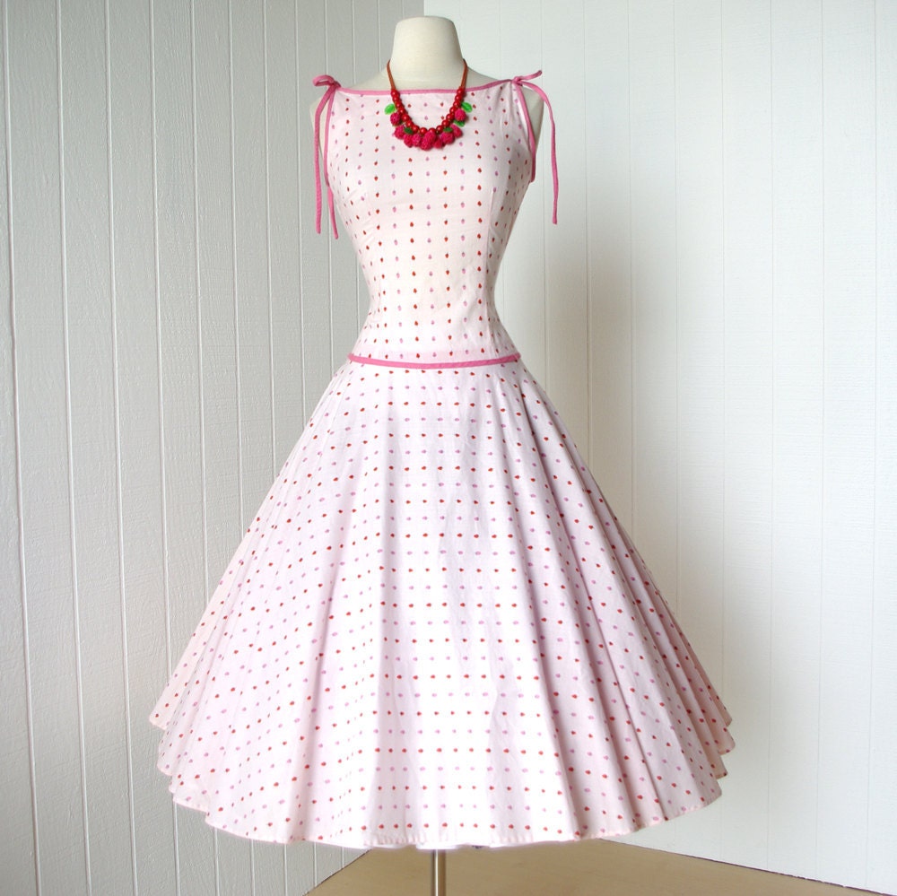 vintage 1950's dress ...fabulous red and pink STRAWBERRY novelty print cotton full circle skirt pin-up sun party dress