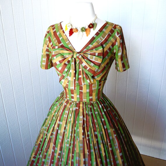 vintage 1950's dress ...fabulous SANDRA SAGE original mid-century print shelf-bust full skirt pin-up dress tulle crinoline big bow