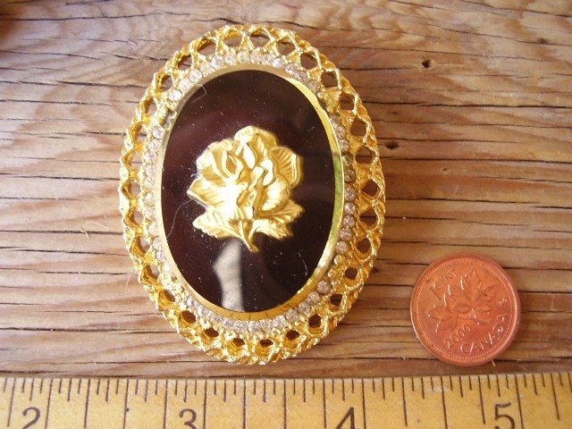 Vintage CELEBRITY pin/pendant- Rosetta - rose cameo on black glass oval