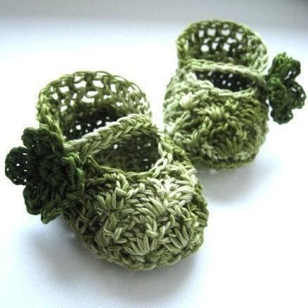 Instant download - Baby Booties PATTERN (pdf file) - Green Mary Janes with flowers
