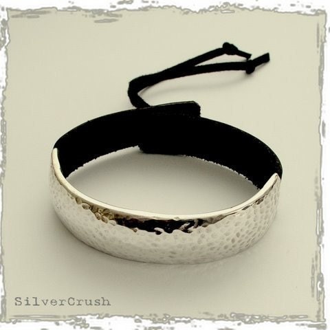 Hammered sterling silver and black leather unisex bracelet - Full moon.