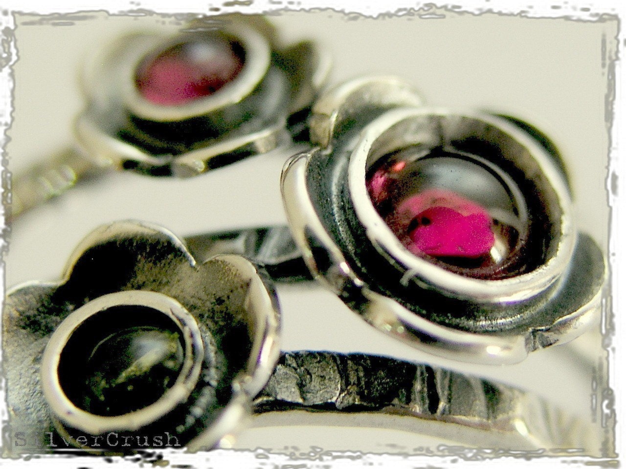 Sterling silver gemstones ring with garnets and peridot - Guess.