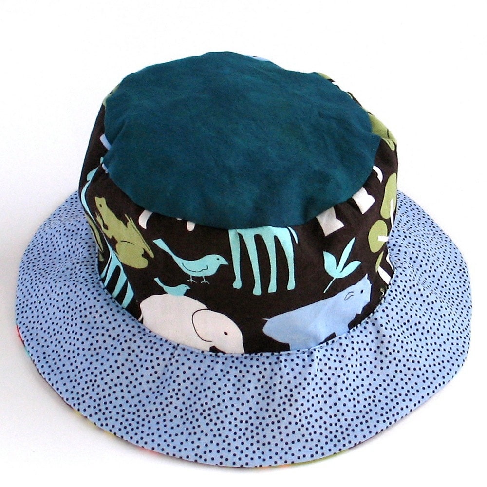 Bucket sun hat for toddler boys, reversible with blue bugs and animals