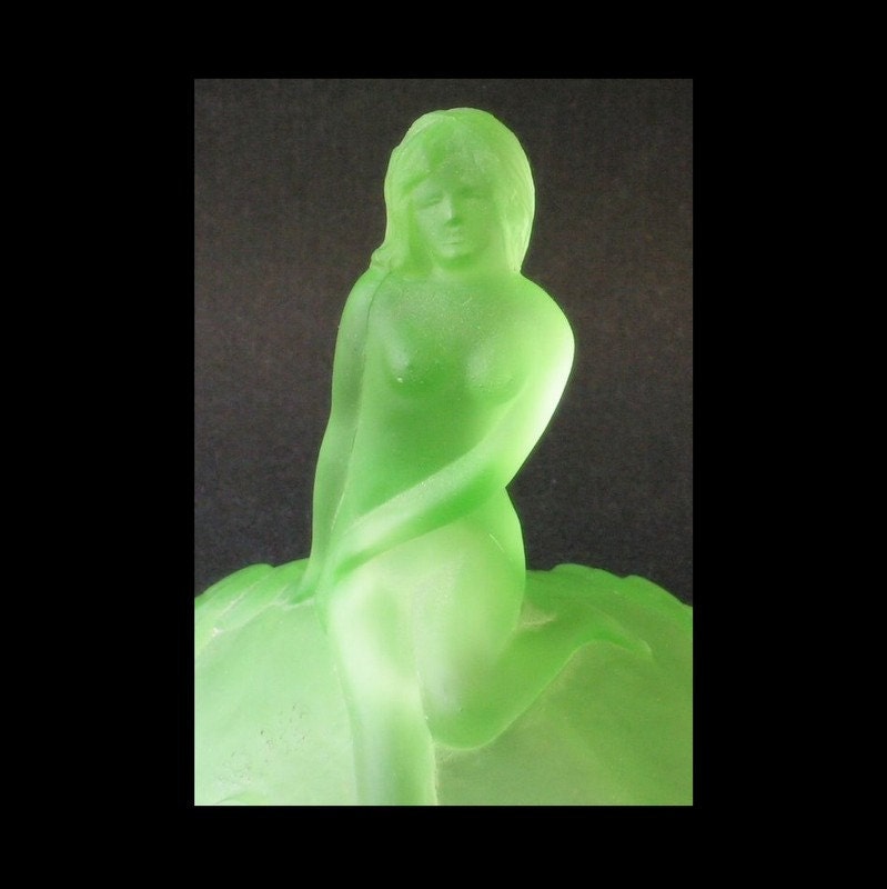 Phoenix Glass Camellia Satin Green Art Deco Figural Jar Powder Puff Box