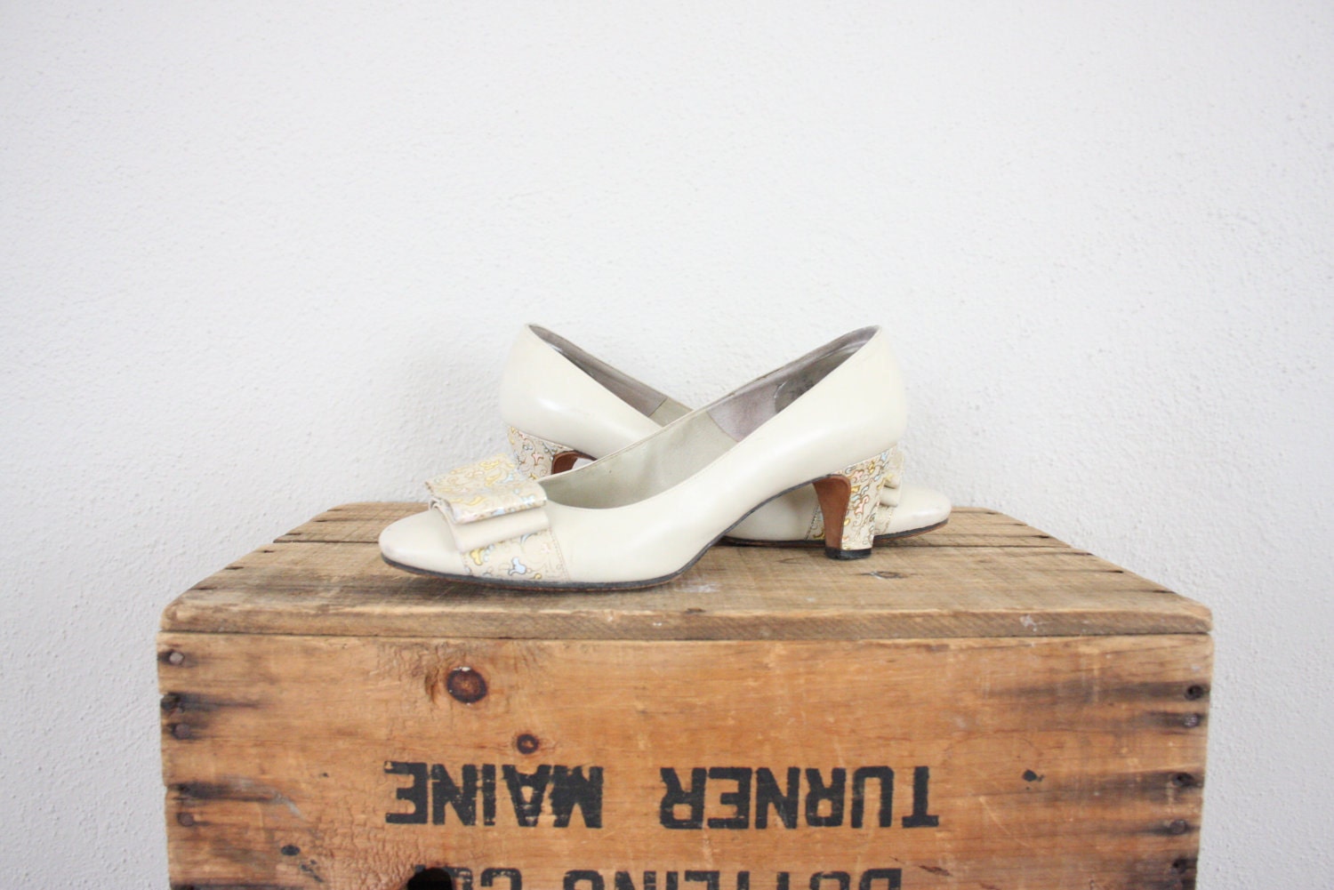 1950s High Heels in White // Vintage Leather Mid Century Bowtie Shoes